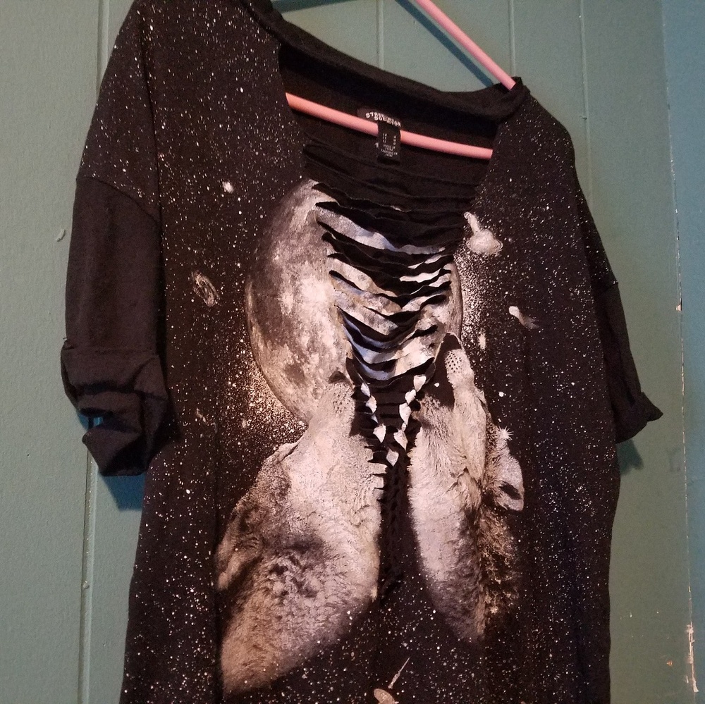 Distressed Howling Wolves Top